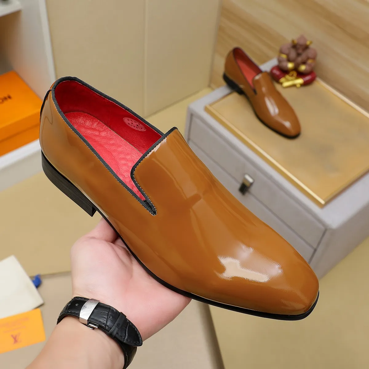 Men's shoes 💰580 💰 Louis Vuitton LV ® Autumn and Winter 🆕 models 🔛Full shoe counter First layer cowhide, 🐂Leather lined casual shoes for men, super soft outsole, essential for driving. Counter synchronization Original first layer cowhide Completely 1:1 mold customization 🌹Top version, 2 colors optional! Number: 38-45 (37.46. Customized)